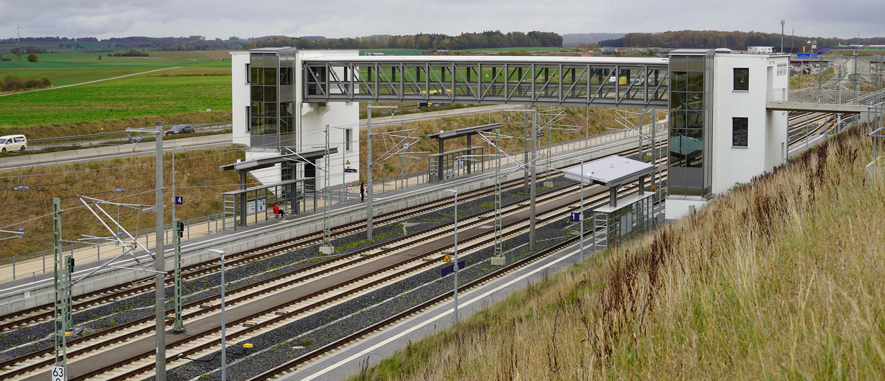 Bahnhof mit zwei Bahnsteigen aus einer erhöhten Position.