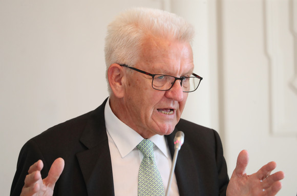 Regierung Gemeinsame Kabinettssitzung der Regierungen von Baden-Württemberg und Bayern Ministerpräsident Winfried Kretschmann bei der Pressekonferenz (Bild: Staatsministerium Baden-Württemberg)