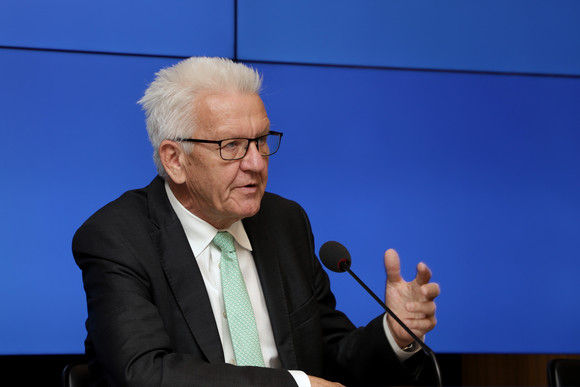 Ministerpräsident Winfried Kretschmann bei der Regierungspressekonferenz (Bild: Staatsministerium Baden-Württemberg)