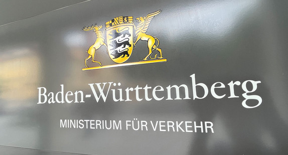 Logo des Verkehrsministerium an einer Hauswand.