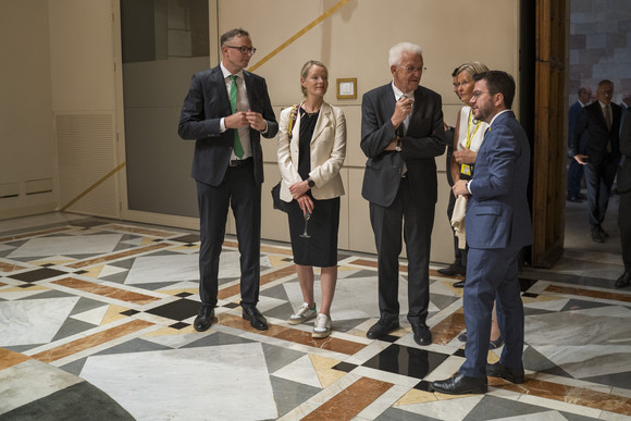 Europa Kretschmann auf Delegationsreise in Spanien Kataloniens Regionalpräsident Pere Aragonès (rechts) im Gespräch mit Ministerpräsident Winfried Kretschmann (Dritter von links), Umweltministerin Thekla Walker (Zweite von links) und weiteren Vertreterinnen und Vertretern der baden-württembergischen Delegation.