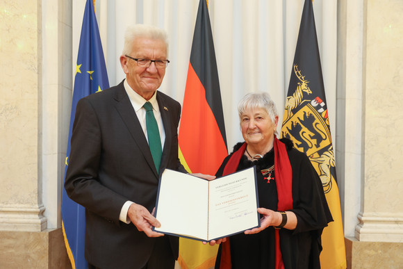 Tag des Ehrenamts Kretschmann würdigt besonderes ehrenamtliches Engagement Ministerpräsident Winfried Kretschmann (l.) und Gertrud Brückmann (r.)