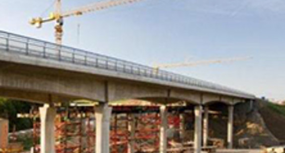 Bau einer Straßenbrücke (Bild: Fotolia.com/ vom)