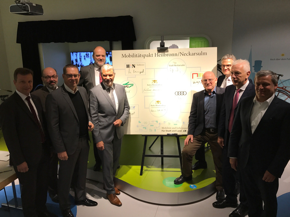  Verkehrsminister Hermann sowie Vertreter der Vertragspartner unterzeichneten am 26. Juli 2017 in Neckarsulm eine entsprechende gemeinsame Erklärung.