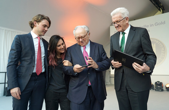 Auszeichnung Große Staufermedaille in Gold an Hubert Burda v.r.n.l.: Ministerpräsident Winfried Kretschmann, Prof. Dr. Hubert Burda sowie dessen Kinder Elisabeth und Jacob (Bild: © Iris Rothe für Hubert Burda Media)