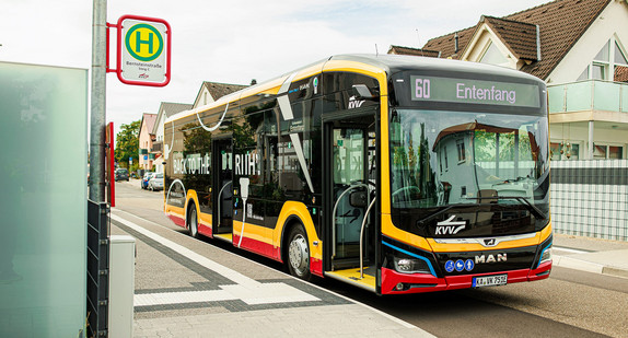 Ein Bus steht an einer Haltestelle.