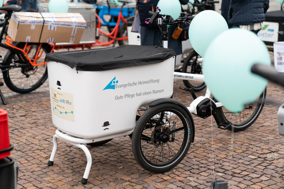 Elektromobilität Größte E-Lastenrad-Flotte 2018 in Stuttgart versammelt Größte E-Lastenrad-Flotte 2018 in Stuttgart versammelt. Bilderquelle: Ministerium für Verkehr BW, Daniel Mühlebach