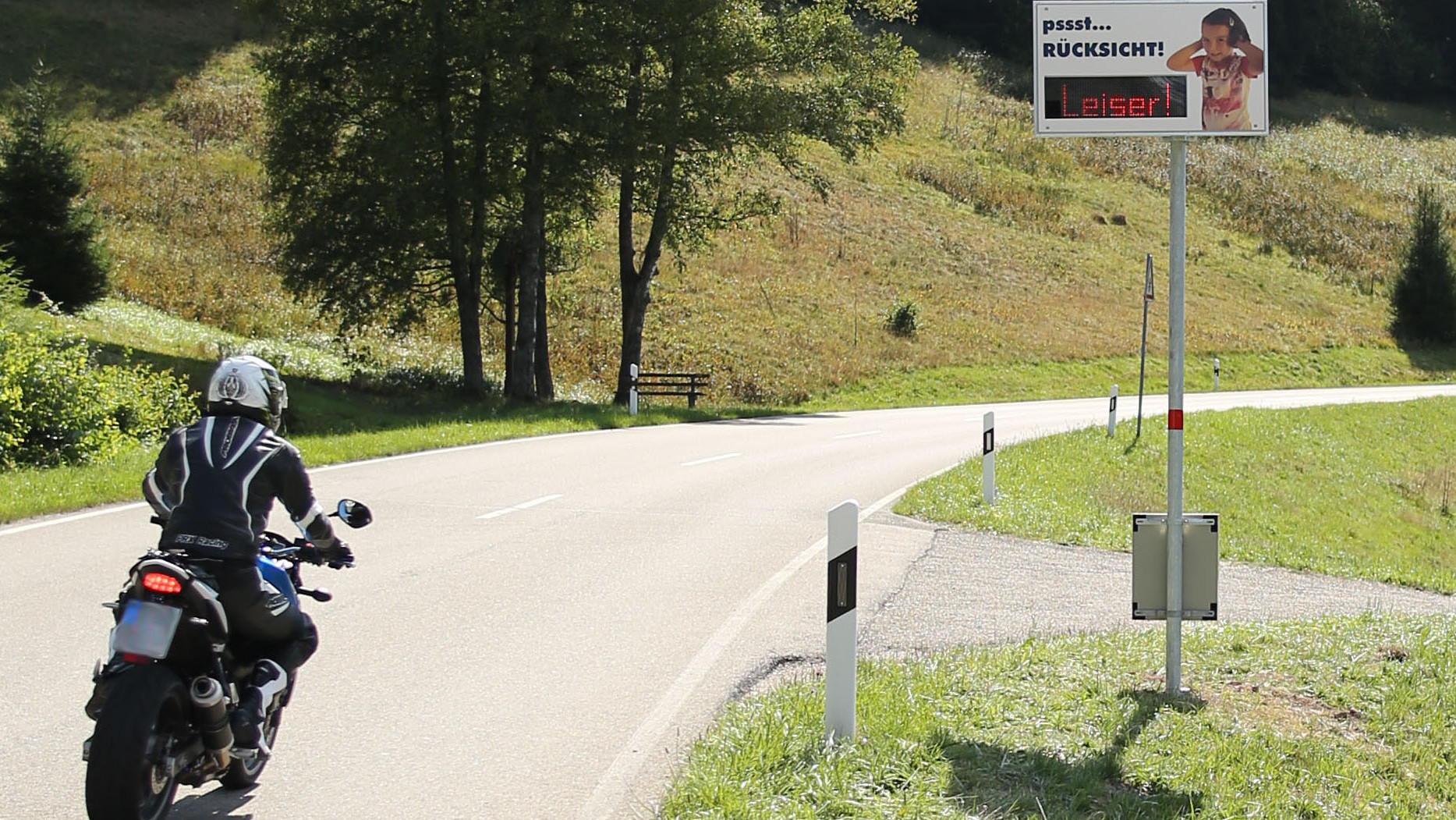 Ein Motorradfahrer f&auml;hrt auf einer Landstra&szlig;e (Bild: &copy; Verkehrsministerium Baden-W&uuml;rttemberg)