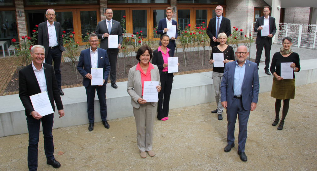 Verkehrsminister Winfried Hermann mit Vertretern der elf Gewinnerkommunen (Bild: Verkehrsministerium Baden-Württemberg)
