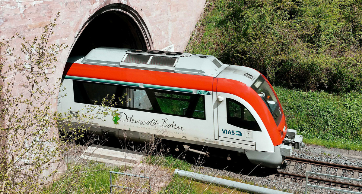 Ein Zug der Odenwaldbahn fährt aus einem Tunnel.