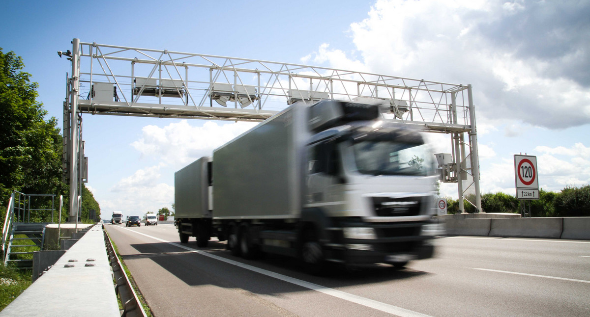 Lastwagen auf der Autobahn wird von Maut Technik erfasst.