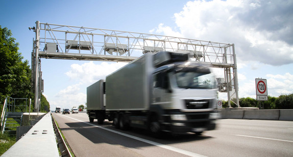 Lastwagen auf der Autobahn wird von Maut Technik erfasst.