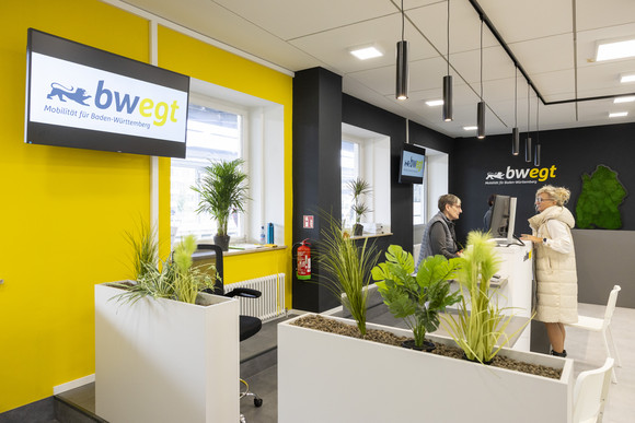 Eine Frau wird an einem Schalter bedient.