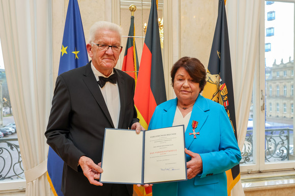Tag des Ehrenamts Kretschmann würdigt besonderes ehrenamtliches Engagement Ministerpräsident Winfried Kretschmann (links) und Wilma Rehkugler (rechts)