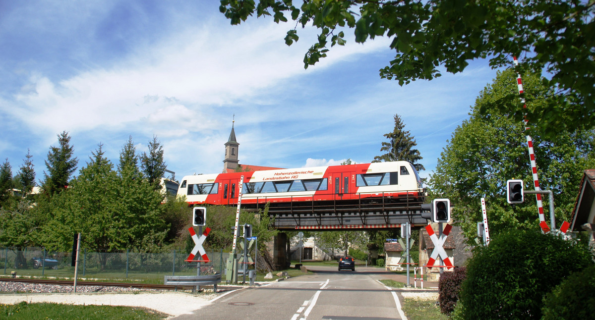 Zug fährt über eine Bahnbrücke