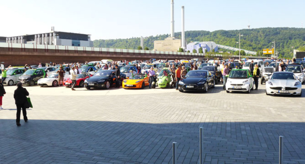 Elektrofahrzeug Weltrekord am 31. Mai 2014 in Stuttgart: Vor der Parade sammelten sich die Elektrofahrzeuge rund um das Mercedes-Benz Museum.