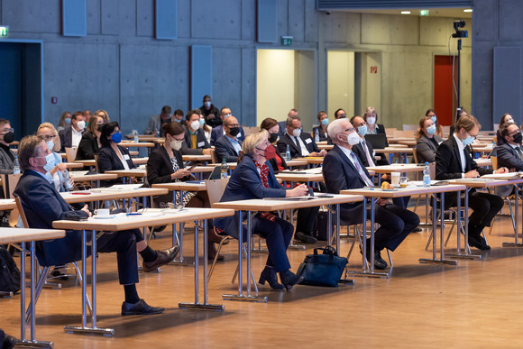 Gesundheit Dritte Jahresveranstaltung des Forums Gesundheitsstandort (von links nach rechts, erste Reihe): Minister für Soziales, Gesundheit und Integration Manne Lucha, Ministerin für Wissenschaft, Forschung und Kunst Theresia Bauer, Ministerpräsident Winfried Kretschmann und Staatsminister Dr. Florian Stegmann.