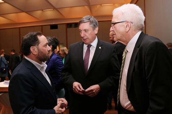 Europa Neujahrsempfang in der Landesvertretung in Brüssel Ministerpräsident Winfried Kretschmann (r.) und Staatssekretär Florian Hassler (l.) im Gespräch mit Jan Jambon (M.), Ministerpräsident der Regierung Flanderns