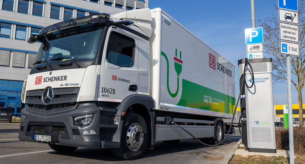 Ein E-Lkw lädt an einer Ladesäule.