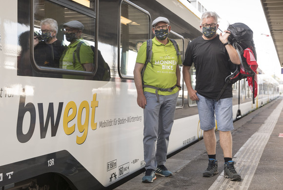 Winfried Hermann, Guido Wolf am Bahnsteig mit Masken in Freizeitkleidung