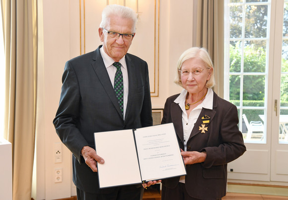 Auszeichnung Verdienstorden des Landes für Heide Rühle Ministerpräsident Winfried Kretschmann (l.) und Heide Rühle (r.) (Bild: Staatsministerium Baden-Württemberg)