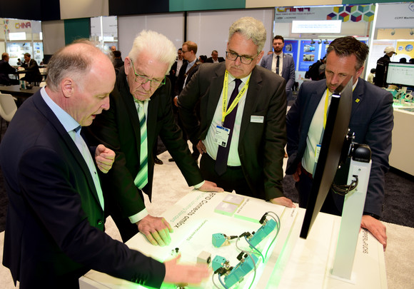 Industrie Kretschmann besucht Hannover Messe Ministerpräsident Winfried Kretschmann (2.v.l.) am Stand von Pepperl+Fuchs