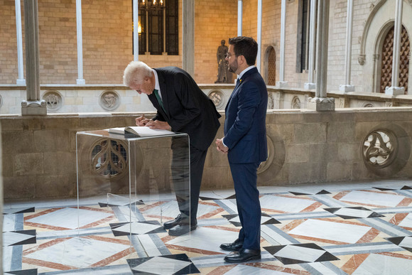 Europa Kretschmann auf Delegationsreise in Spanien Ministerpräsident Winfried Kretschmann (links) beim Eintrag ins goldene Buch in Barcelona; daneben Pere Aragonès (rechts), Präsident der katalonischen Regionalregierung.