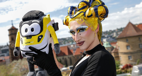 Drag Queen Vava Vilde und Maskottchen bine bwegt im Verkehrsministerium