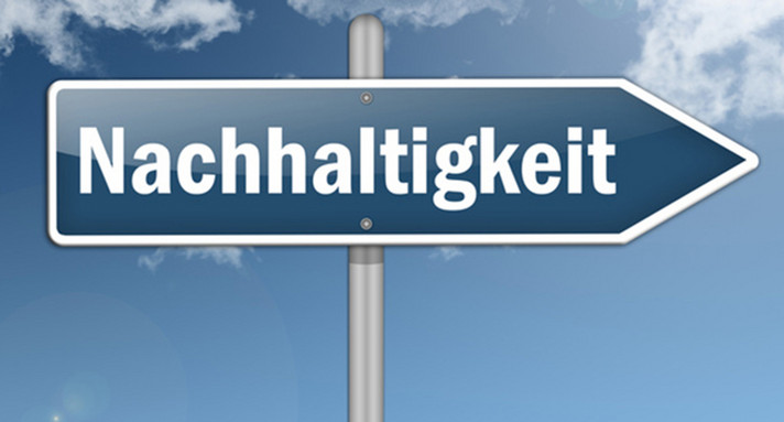 Schild mit dem Schriftzug "Nachhaltigkeit", im Hintergrund ein Himmel mit Wolken.