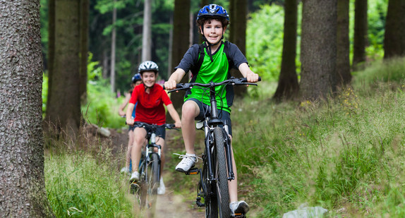 Kinder fahren Fahrrad durch den Wald (Bild: Fotolia.com/ Jacek Chabraszewski)