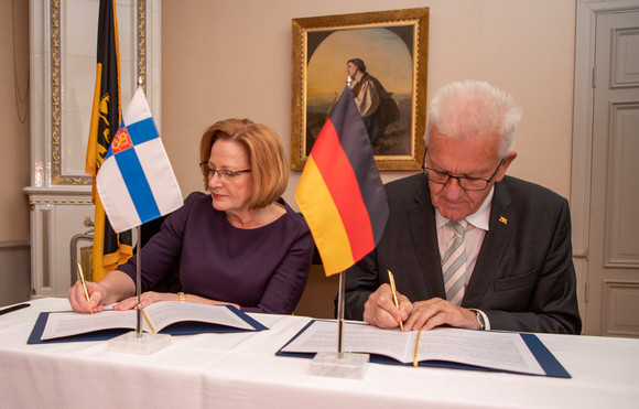 Auslandsbeziehungen Delegationsreise nach Finnland und Schweden Terttu Savolainen (l.), Generaldirektorin des Regionalverwaltungsamtes Nordfinnland, und Ministerpräsident Winfried Kretschmann (r.) bei der Unterzeichnung einer Vereinbarung in Oulu (Finnland) (Bild: © Staatsministerium Baden-Württemberg)
