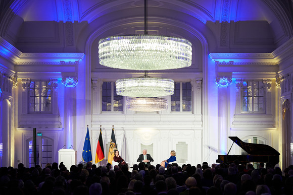 Europa Baerbock hält „Stuttgarter Rede zu Europa“ Podiumsdiskussion mit Bundesaußenministerin Annalena Baerbock (links), Ministerpräsident Winfried Kretschmann (Mitte) und Moderatorin Ute Brucker (rechts)