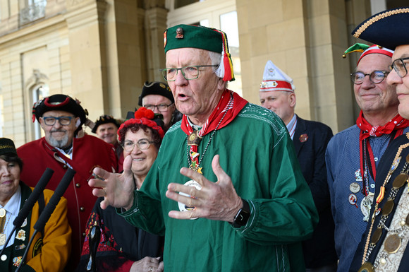 Ministerpräsident Winfried Kretschmann (Mitte) bei seiner Ansprache beim Närrischen Staatsempfang der Landesregierung vor dem Neuen Schloss in Stuttgart 