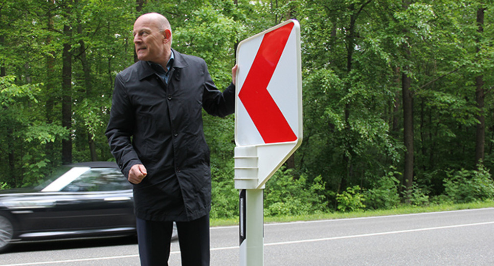 Verkehrsminister Hermann beim Vorstellen der neuen Kurvenleittafeln.