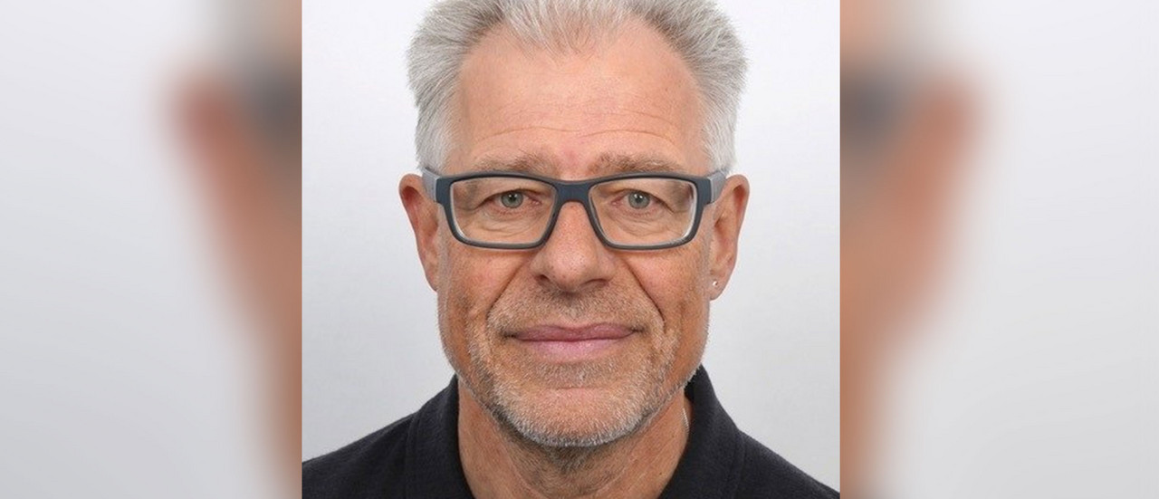 Porträtfoto eines älteren Manns mit Brille.