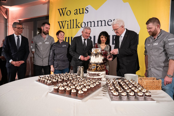 Europa Neujahrsempfang in der Landesvertretung in Brüssel Ministerpräsident Winfried Kretschmann (zweiter von rechts) zusammen mit Landtagspräsidentin Muhterem Aras (dritte von rechts) und Innenminister Thomas Strobl (Mitte) beim Anschnitt einer Baden-Württemberg-Torte.