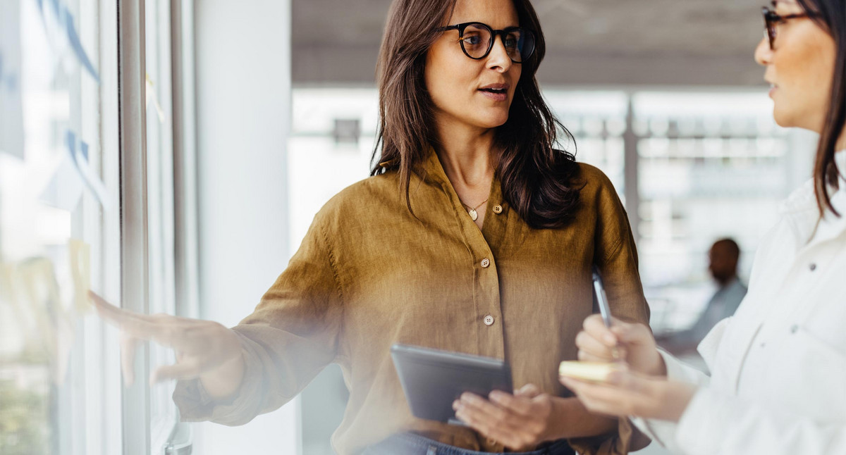 Geschäftsfrauen diskutieren ihre Ideen mit Haftnotizen