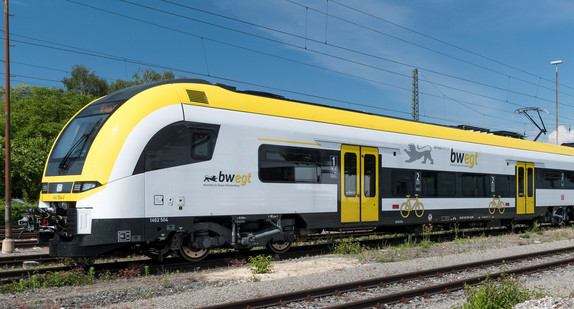Ein Passagierzug steht auf einem Gleis.