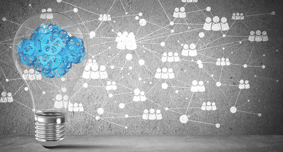 Glühbirne mit Zahnrädern aus Wolken.