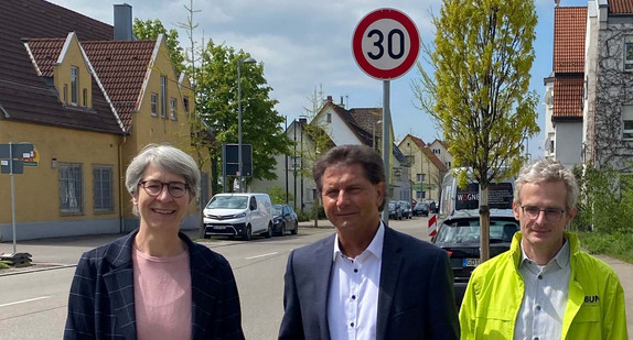 Verkehrsstaatssekretärin Elke Zimmer, Eislingens Oberbürgermeister Klaus Heininger und Martin Bachhofer, Landesgeschäftsführer des Bund für Umwelt und Naturschutz Deutschland (BUND) Baden-Württemberg, vor einem Tempo-30-Schild in Eislingen.