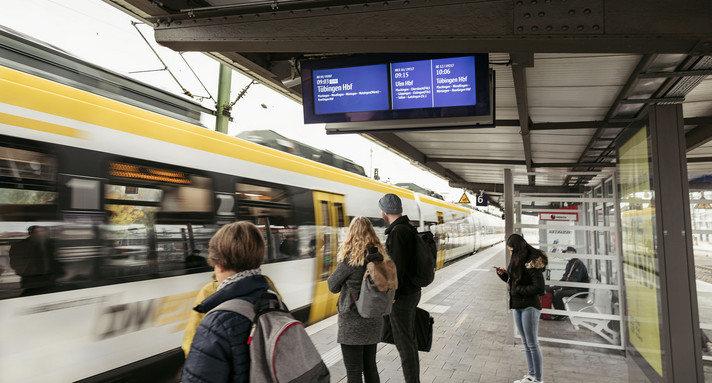 Ein Zug fährt an einem Bahnsteig ein.