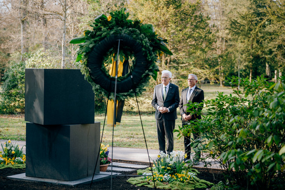 Ministerpräsident Winfried Kretschmann und Innenminister Thomas Strobl am Grab des früheren Ministerpräsidenten Lothar Späth auf dem Waldfriedhof in Stuttgart-Degerloch