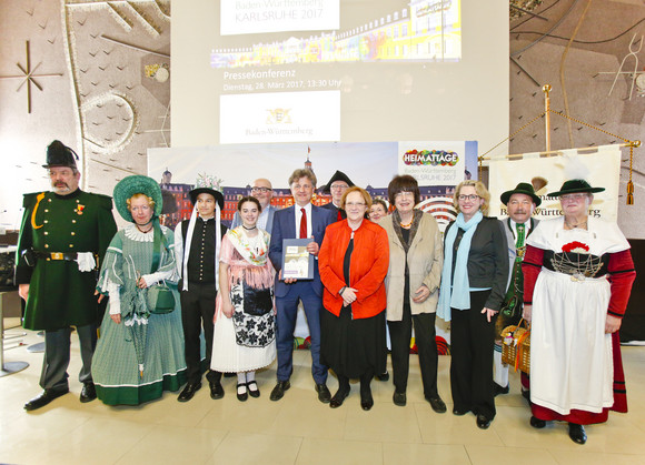 HEIMATTAGE Programmvorstellung für die Heimattage 2017 in Karlsruhe Gruppenbild bei der Programmvorstellung für die Heimattage Baden-Württemberg 2017 mit Staatsrätin Gisela Erler und Oberbürgermeister Frank Mentrup (Foto: KEG/Jürgen Rösner)