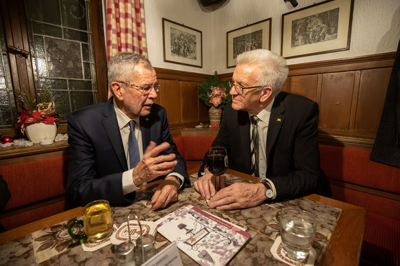 Besuch Österreichischer Bundespräsident besucht Baden-Württemberg Österreichischer Bundespräsident Dr. Alexander Van der Bellen (l.) und Ministerpräsident Winfried Kretschmann (r.) im Gespräch. (Bild: Staatsministerium Baden-Württemberg)
