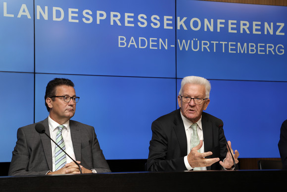 Pressekonferenz Pilotprojekt zur Risikovorsorge im Obst- und Weinbau Ministerpräsident Winfried Kretschmann (r.) und Landwirtschaftsminister Peter Hauk (l.) bei der Regierungspressekonferenz (Bild: Staatsministerium Baden-Württemberg)