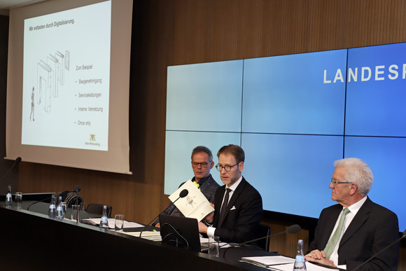 Pressekonferenz Landesregierung beschließt Arbeitsprogramm für Bürokratieabbau Regierungssprecher Rudi Hoogvliet, Staatssekretär Dr. Florian Stegmann und Ministerpräsident Winfried Kretschmann (Bild: Staatsministerium Baden-Württemberg)