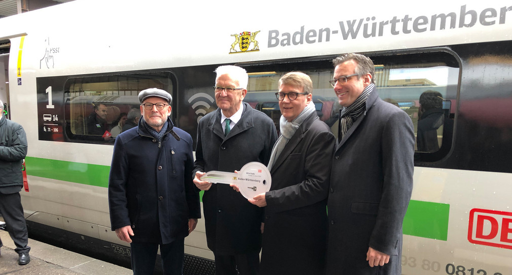 v. l. n. r.: Winfried Hermann MdL, Minister für Verkehr Baden-Württemberg, Winfried Kretschmann, Ministerpräsident Baden-Württemberg, Ronald Pofalla, Vorstand Infrastruktur der Deutschen Bahn AG, Thorsten Krenz, Konzernbevollmächtigter der Deutschen