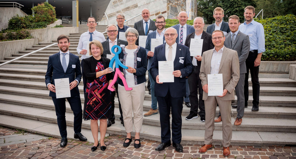 Staatssekretärin Elke Zimmer mit den Vertreterinnen und Vertretern der 15 ausgewählten Teilnehmerkommunen für die Fußverkehrs-Checks 2022