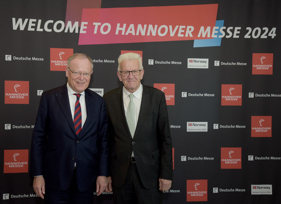 Wirtschaft Kretschmann besucht Hannover Messe Ministerpräsident Winfried Kretschmann (rechts) und Stephan Weil (links), Ministerpräsident von Niedersachsen
