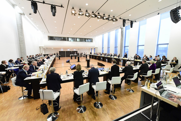 Automobilwirtschaft Achte Jahresveranstaltung des Strategiedialogs Automobilwirtschaft Blick in das Plenum bei der achten Jahresveranstaltung des Strategiedialogs Automobilwirtschaft Baden-Württemberg